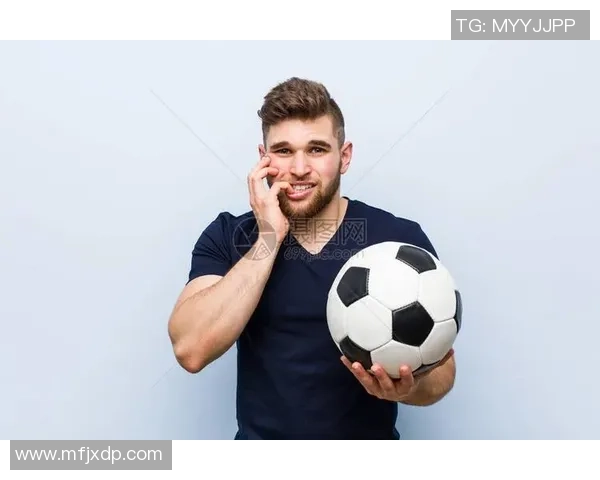 足球明星咬指甲瞬间捕捉展现紧张情绪与比赛压力的真实写照