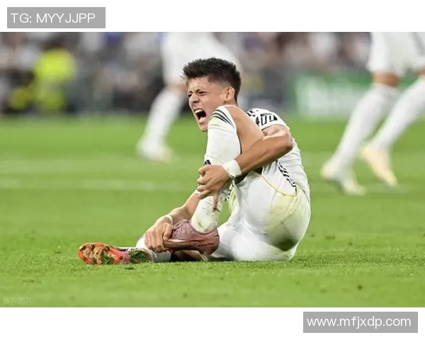 足球明星在比赛中意外遭遇球鞋破裂瞬间引发球迷热议与关注