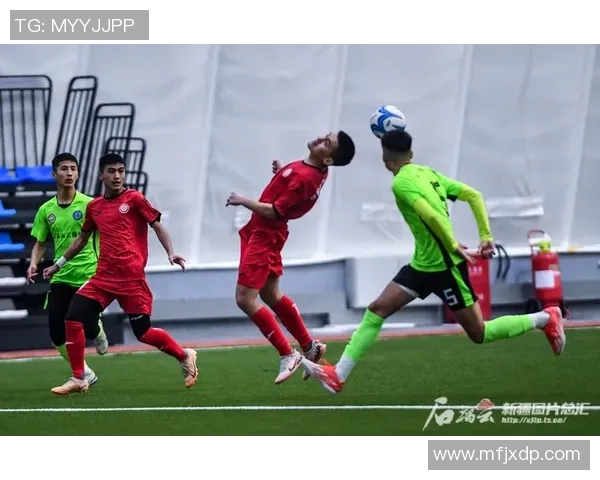 足球明星在绿茵场上的多重角色与背后的故事探讨