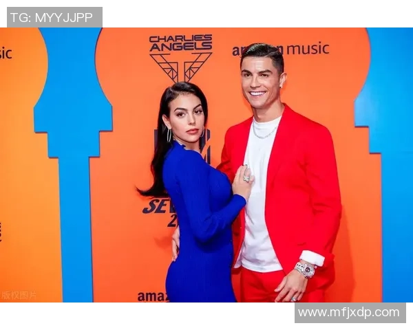 足球明星女友喜迎新生宝宝降临为爱情添新篇章