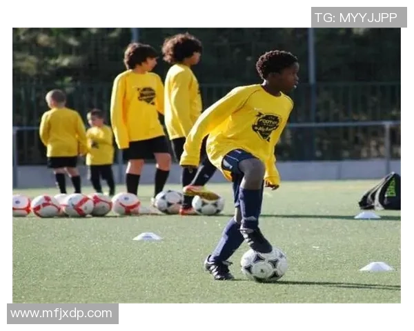 足球明星小黑仔精彩瞬间全景展示与个人魅力解析