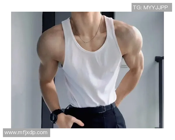 足球明星帅哥展现完美腹肌魅力瞬间尽显运动风采与健康生活方式