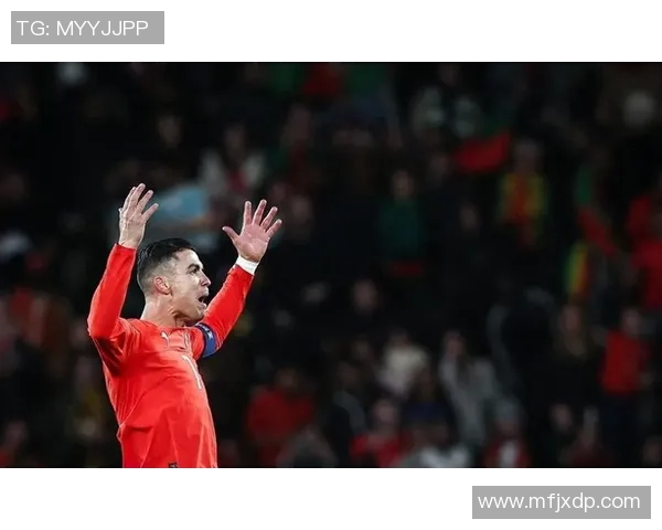 足球明星意外受伤引发关注球迷心痛不已呼吁加强保护措施