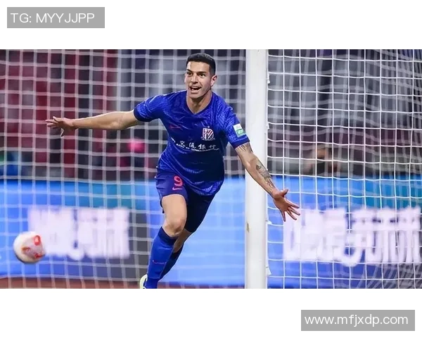 足球明星抱胸动作展现自信与风度引发球迷热议与模仿潮流