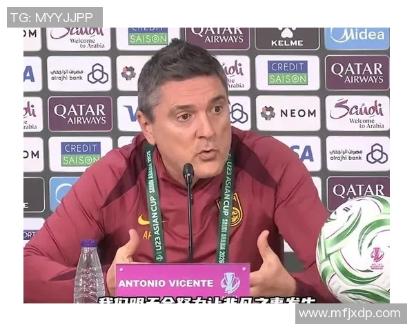 足球明星意外遭遇踩裆事件引发热议球迷们对此反应不一