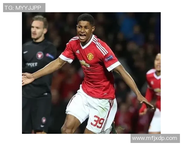 足球明星挑战极限展现力量与技巧引体向上训练精彩瞬间回顾