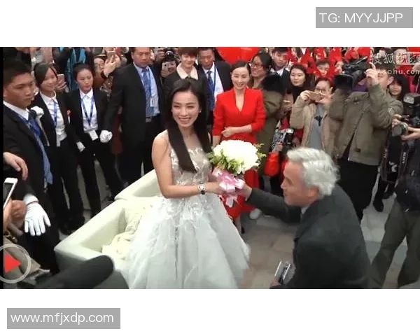 足球明星浪漫求婚感动全场爱妻泪洒幸福时刻见证爱情永恒