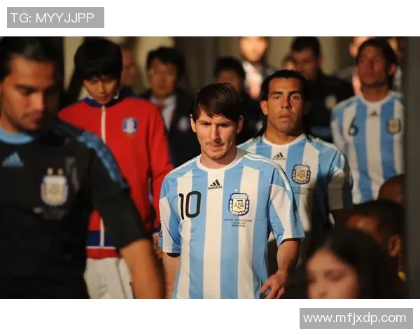 足球明星的五官魅力解析与个性风采展现