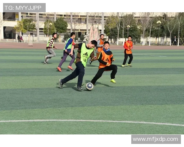 足球明星粉笔画展现绿茵场上的激情与梦想让我们一起感受艺术与运动的完美结合 足球明星粉笔画展现绿茵场上的激情与梦想让我们一起感受艺术与运动的完美结合