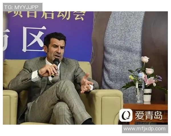 足球明星菲戈的动漫风格壁纸尽显魅力与激情,带你领略球场传奇的精彩瞬间